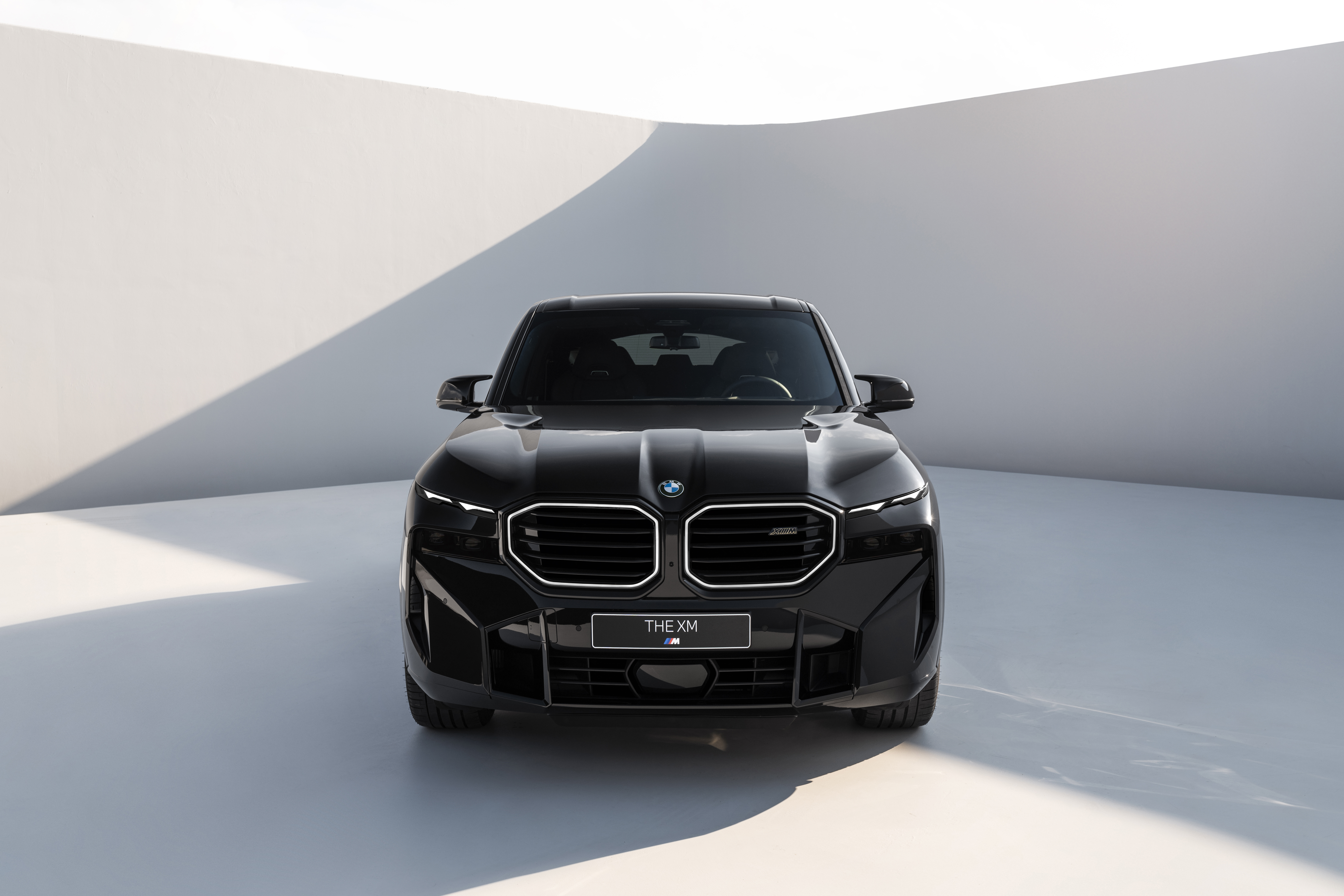 BMW XM | první supersportovní hybrid SUV | novinka 2023 | V8 biturbo + elektromotor | výkon 653 koní | super sport luxusní velké SUV | první objednávky online | AUTOiBUY.com